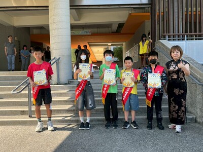 本周辦理自治市小市長交接儀式，感謝辛苦的六年級大哥哥大姊姊，隨著學長姊畢業，接下來的重責大任就由五年級的孩子們承接，繼續替大家服務，落實自治精神💖💖！