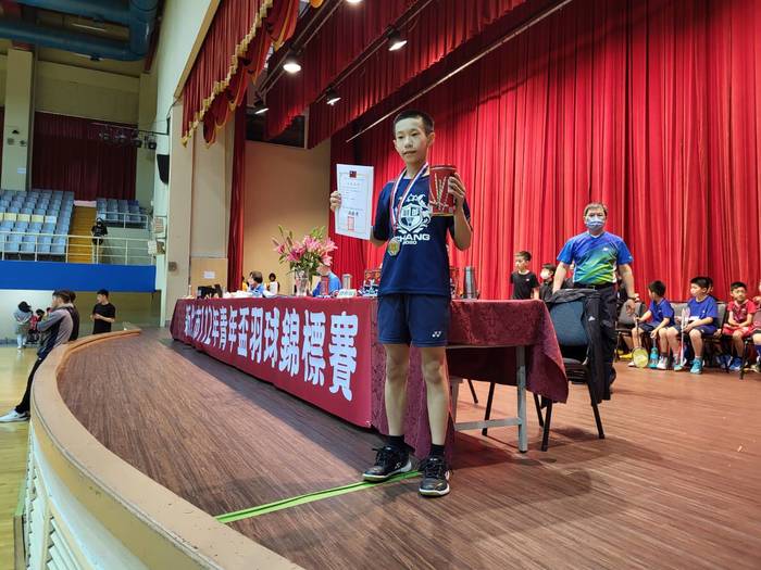 本校605黃宥勝，榮獲新北市112年青年盃羽球錦標賽，國小高年級男單亞軍